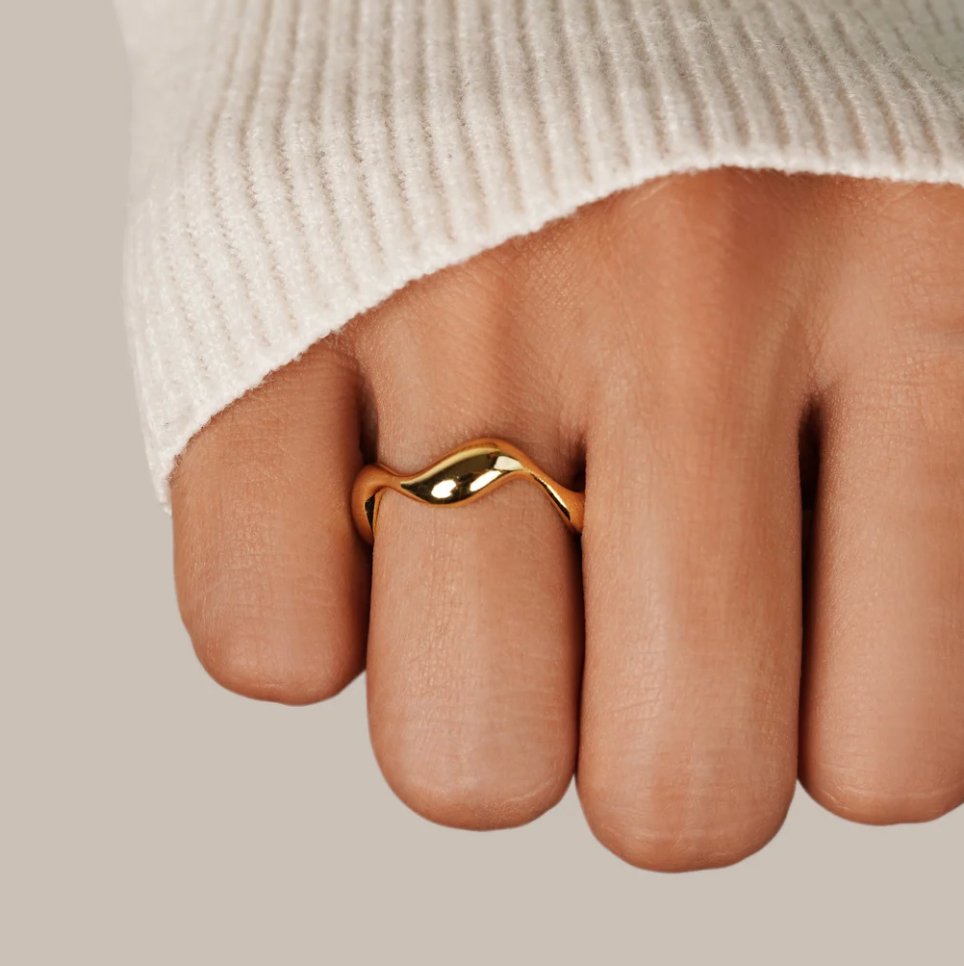 18K Gold Wave Ring – Elegant Accessory, Perfect Gift