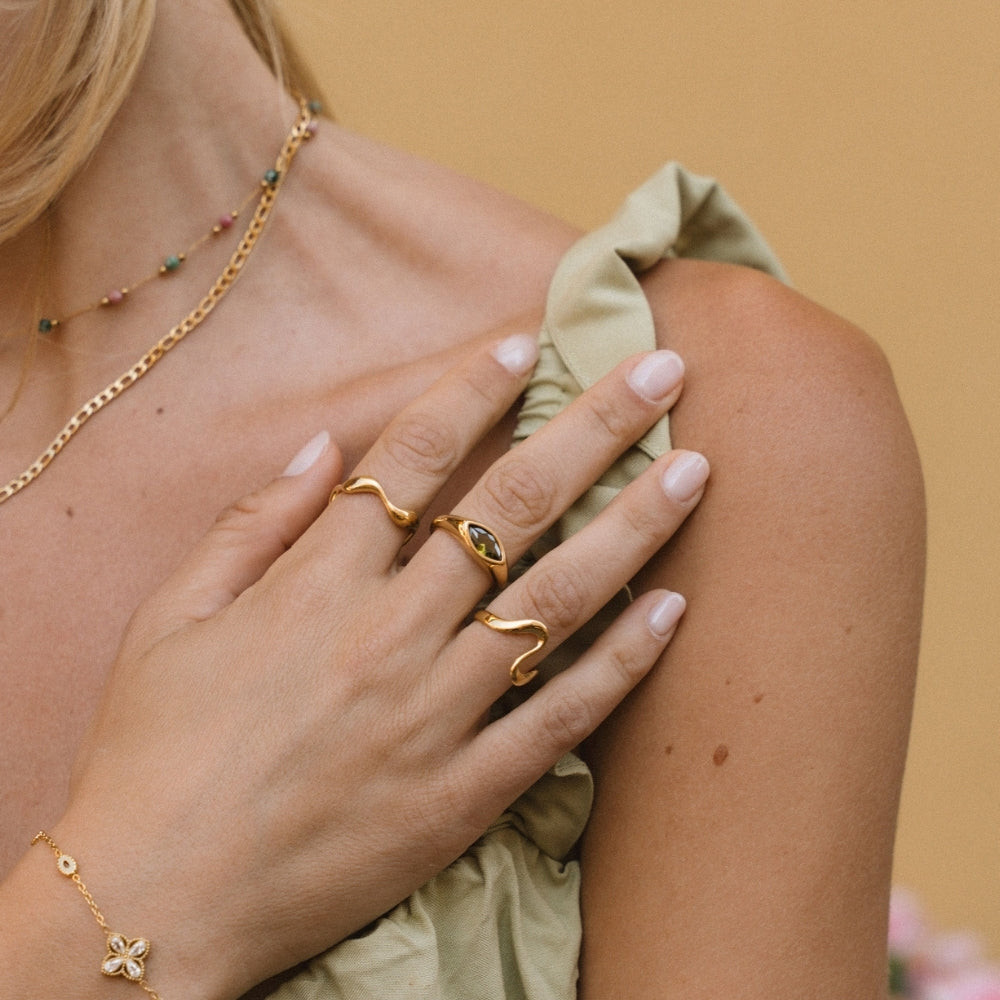 18K Gold Wave Ring – Elegant Accessory, Perfect Gift