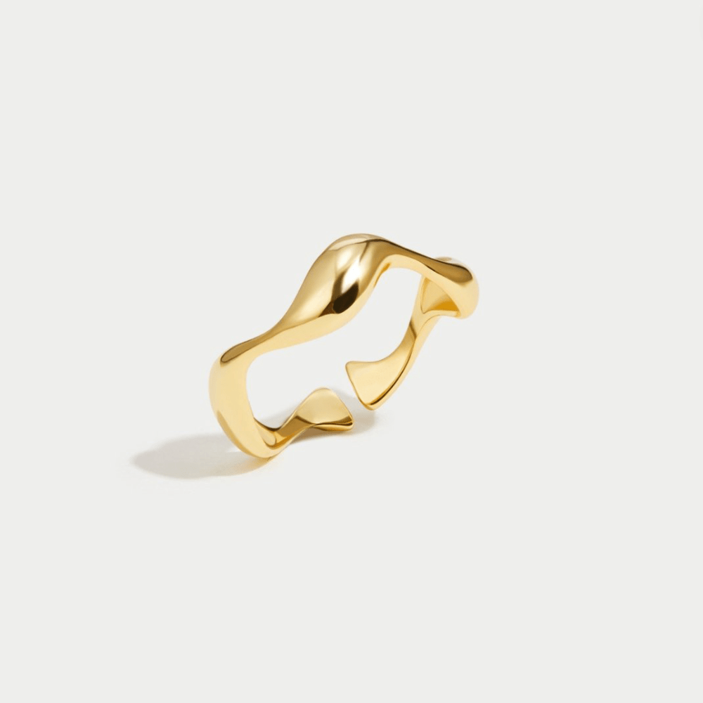 18K Gold Wave Ring – Elegant Accessory, Perfect Gift