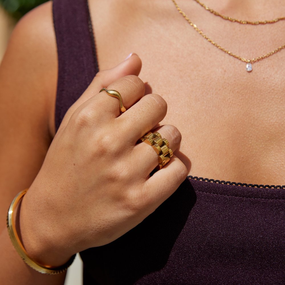18K Gold Wave Ring – Elegant Accessory, Perfect Gift