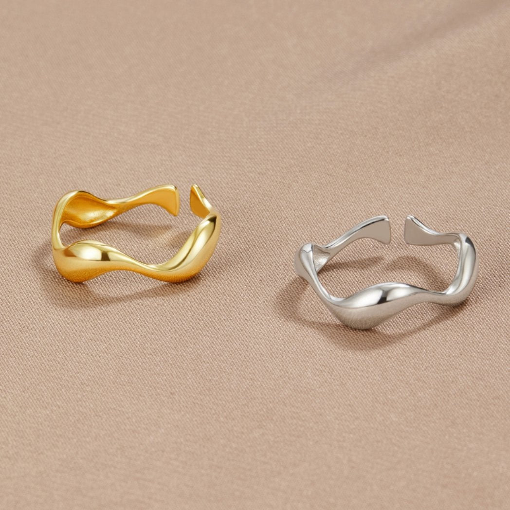 18K Gold Wave Ring – Elegant Accessory, Perfect Gift