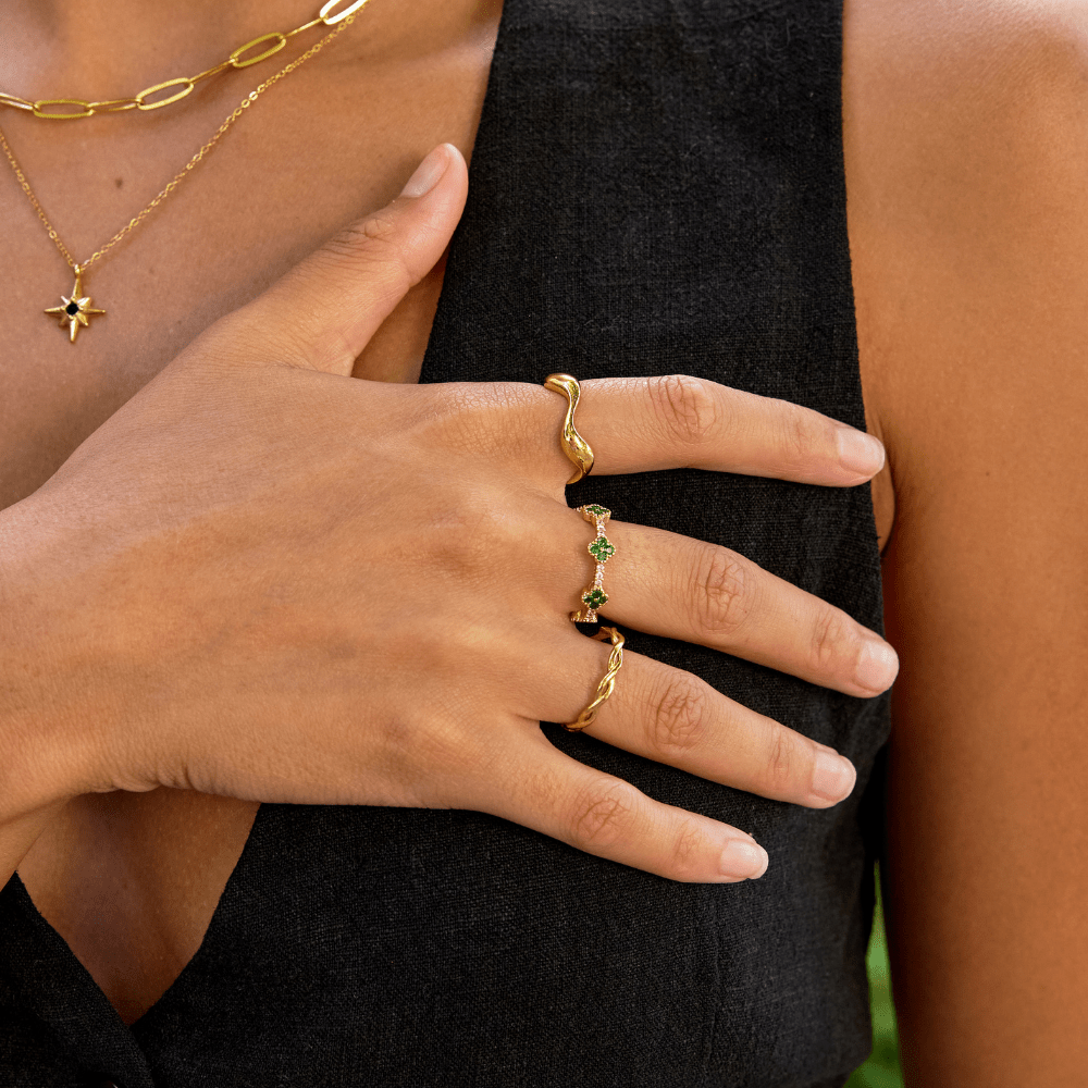 18K Gold Wave Ring – Elegant Accessory, Perfect Gift