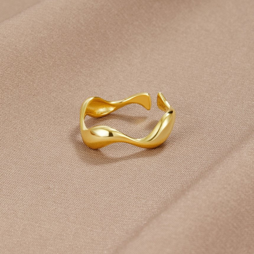 18K Gold Wave Ring – Elegant Accessory, Perfect Gift