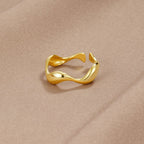 18K Gold Wave Ring – Elegant Accessory, Perfect Gift