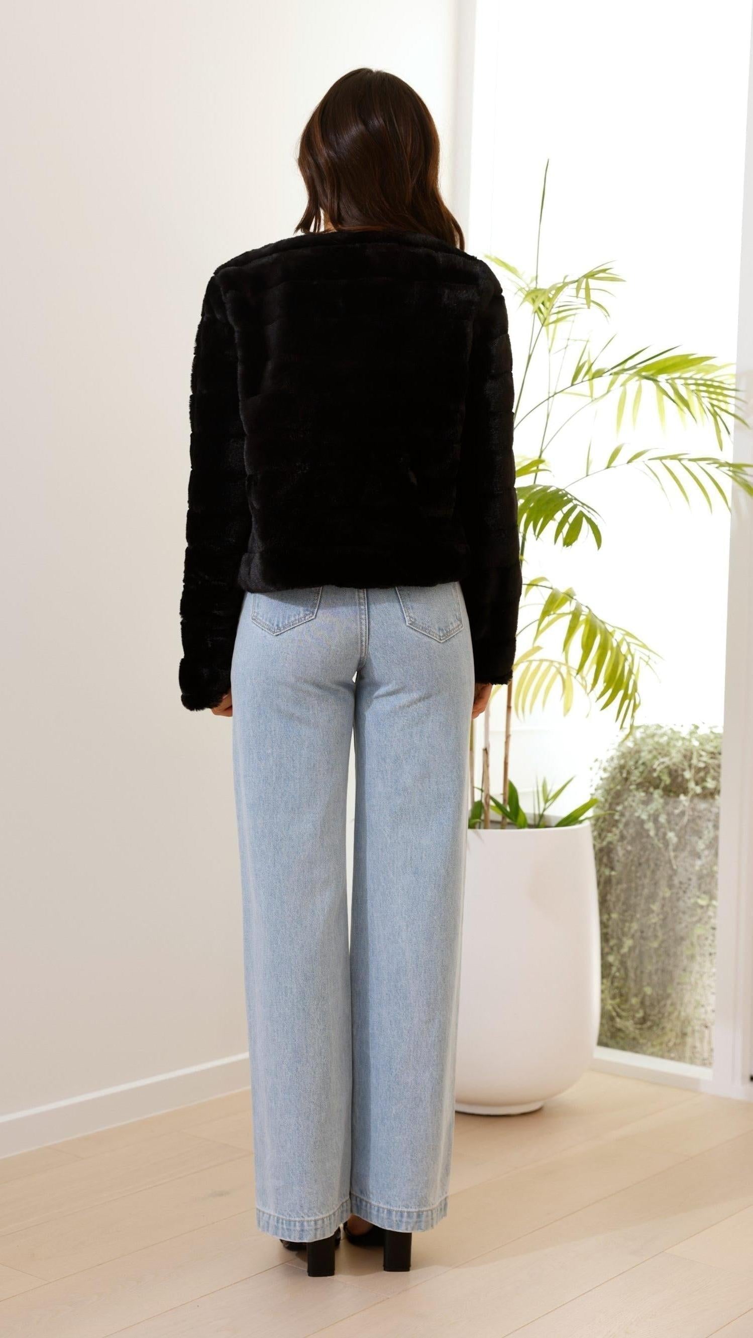 Women's Crop Jacket - Soft Fabric, Stylish Design for Casual Wear - Available in Multiple Colors
